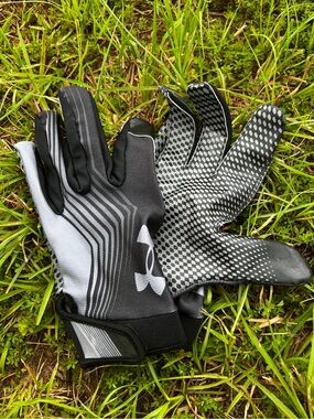 CLEAN Under Armour size Large Mens Black Grey Football Gloves